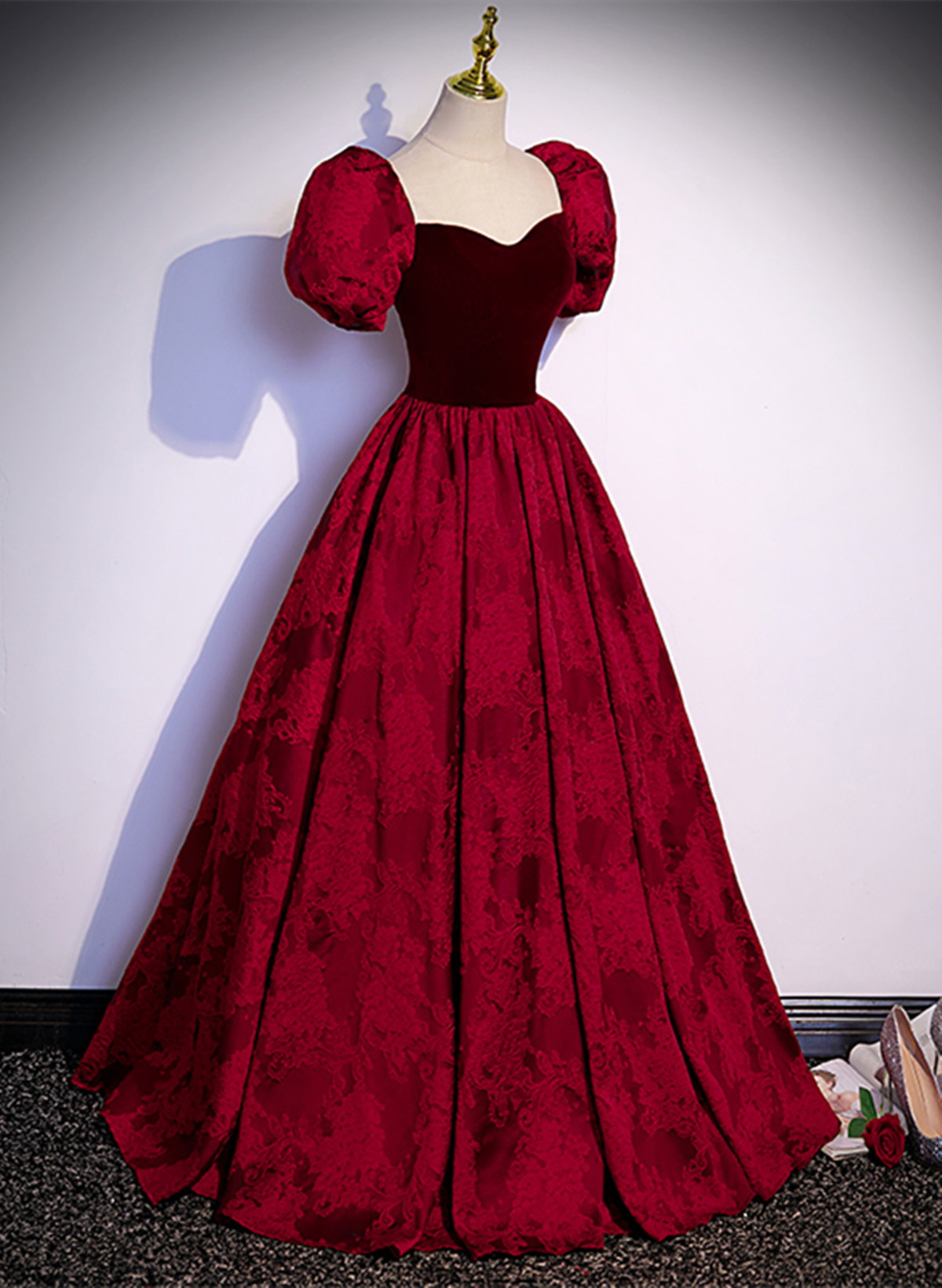 Vestido de fiesta largo de manga corta con escote en forma de corazón en color rojo vino 