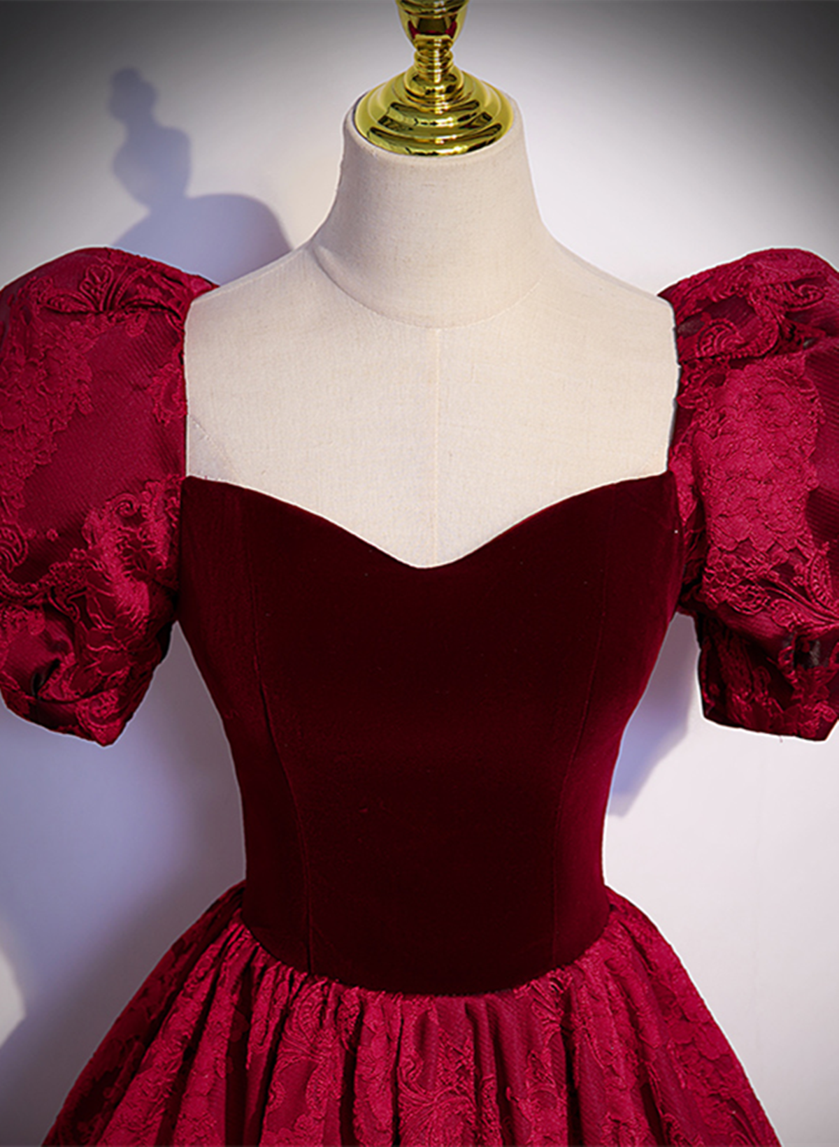 Vestido de fiesta largo de manga corta con escote en forma de corazón en color rojo vino 