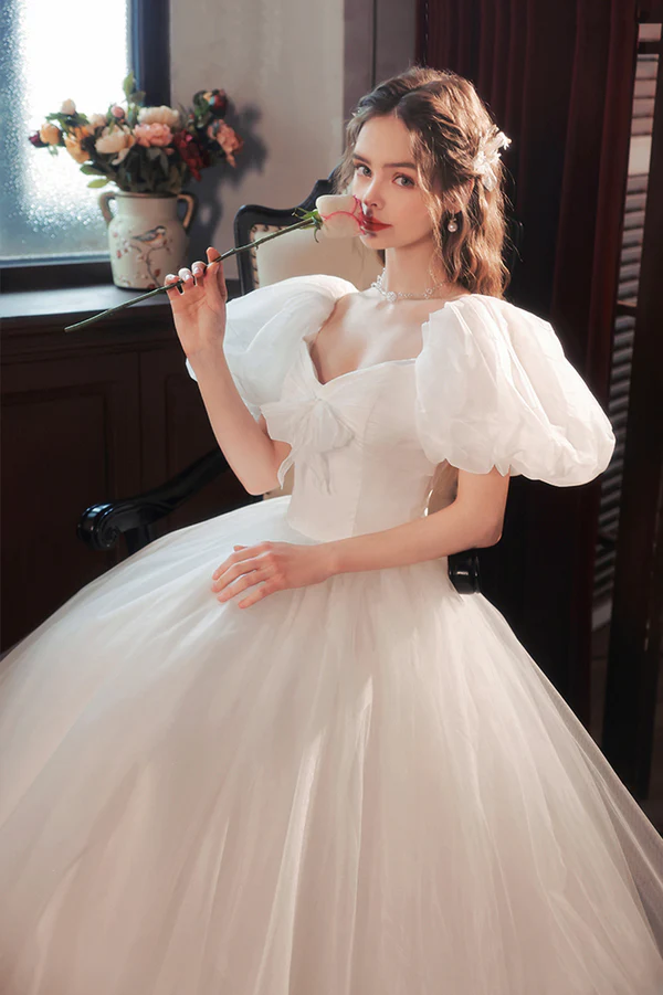Vestido de fiesta de boda blanco con escote corazón y mangas cortas abullonadas 
