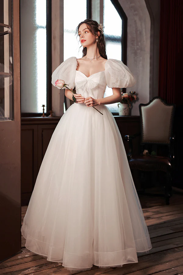 Vestido de fiesta de boda blanco con escote corazón y mangas cortas abullonadas 