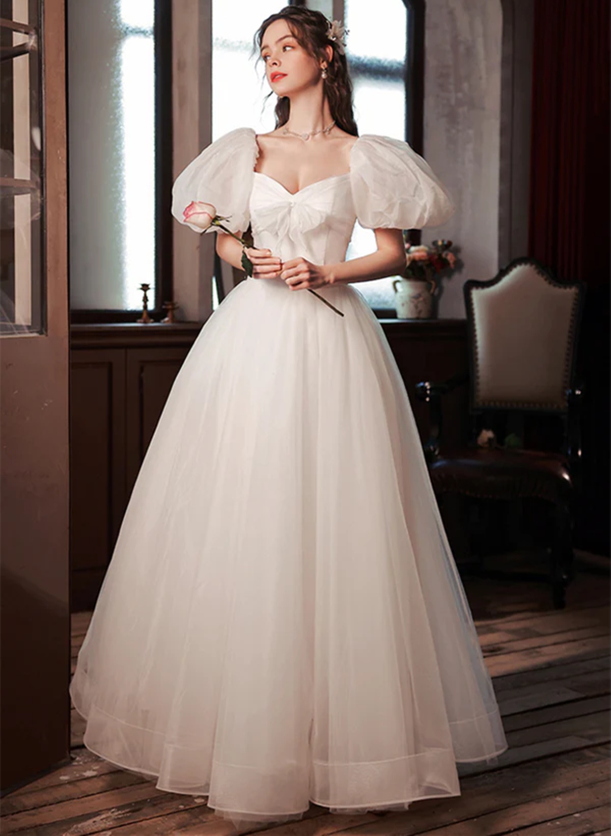 Vestido de fiesta de boda blanco con escote corazón y mangas cortas abullonadas 
