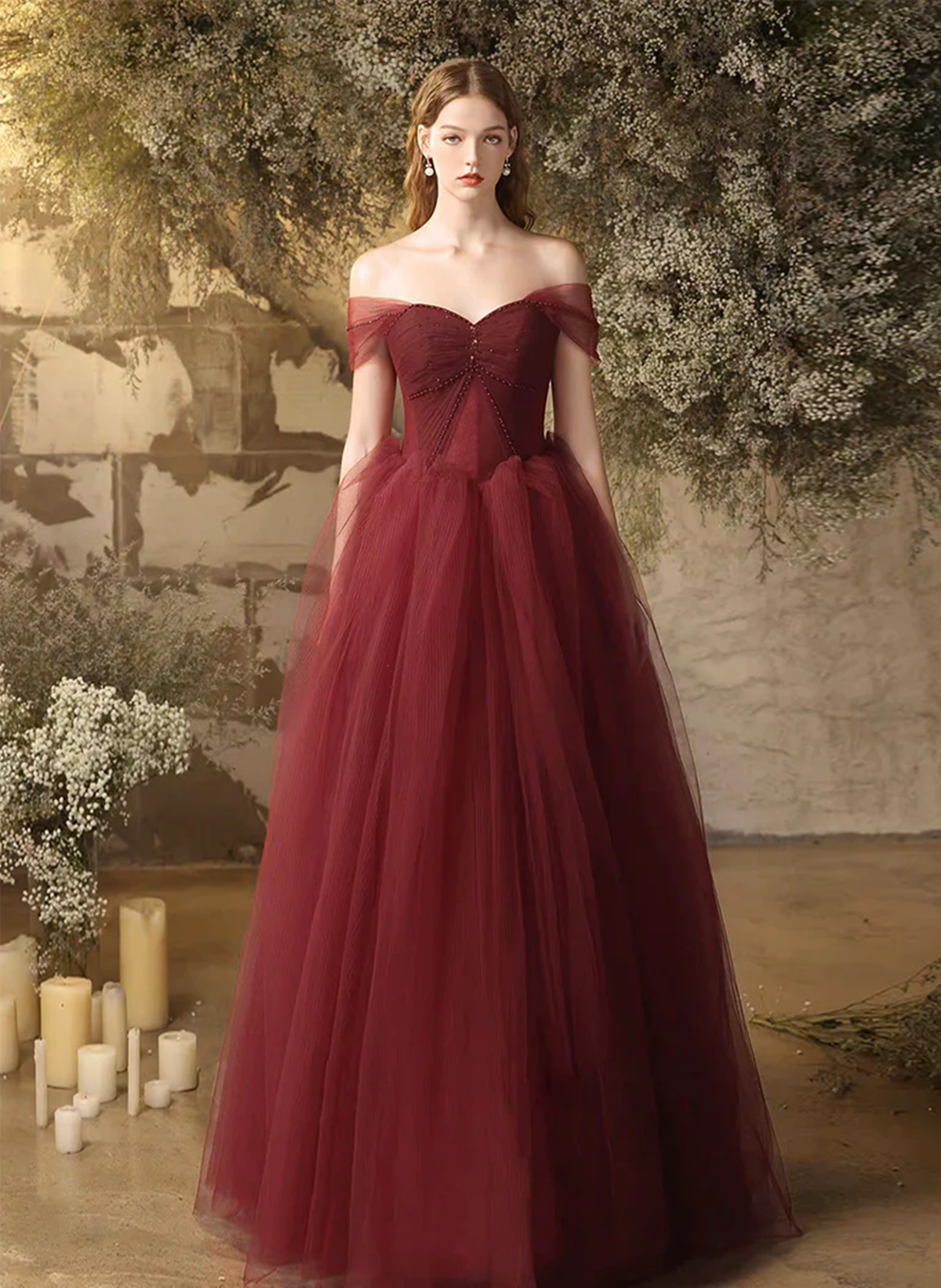 Vestido de fiesta rojo vino con escote en forma de corazón y cuentas y hombros descubiertos 