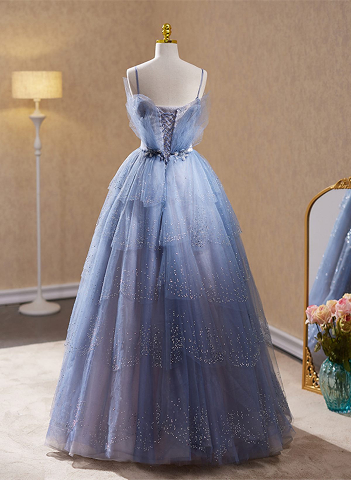 Vestido formal largo de tul azul claro con cuentas 