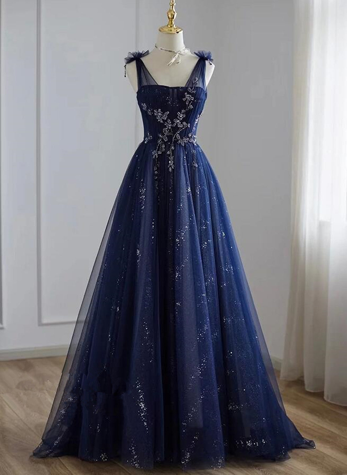 Vestido de fiesta azul marino de tul con cuentas y escote en V, corte A 