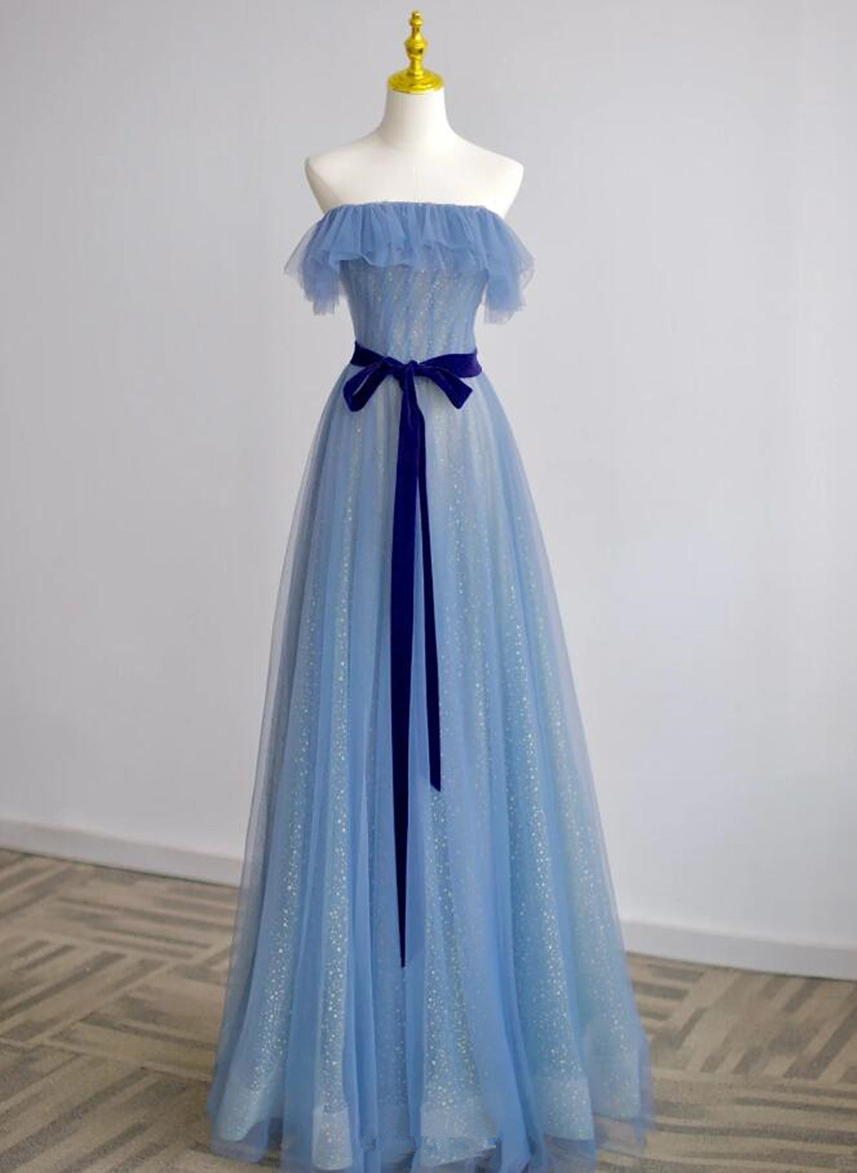 Vestido de fiesta azul sencillo con corte A y hombros descubiertos hasta el suelo 