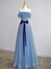 Vestido de fiesta azul sencillo con corte A y hombros descubiertos hasta el suelo 