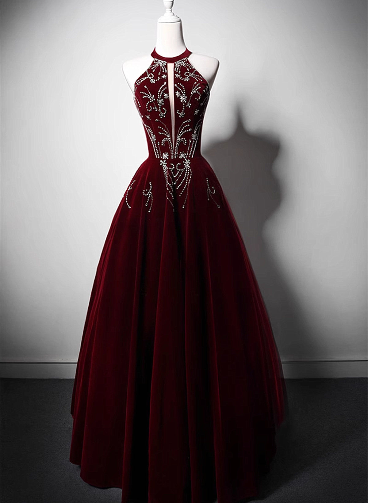 Vestido formal largo de terciopelo rojo vino con cuello halter y cuentas 