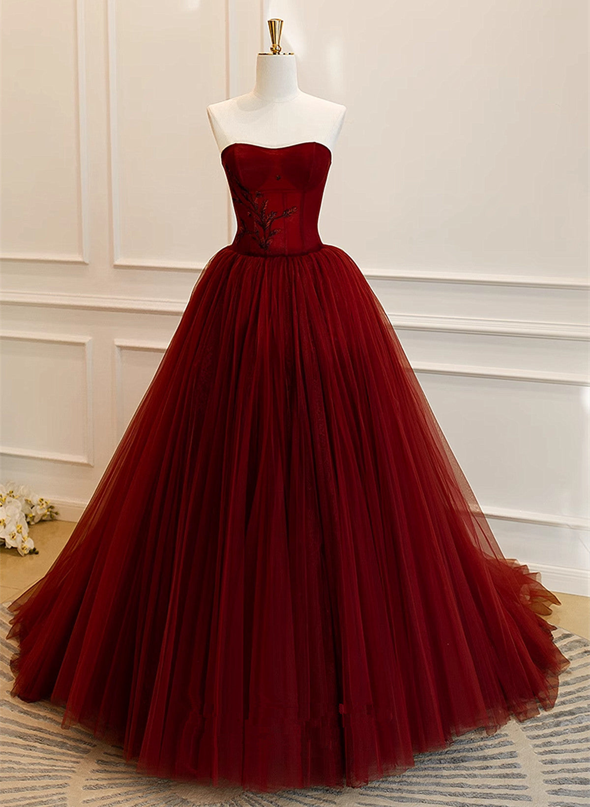 Vestido de fiesta de tul con escote en forma de corazón y escote redondo en color rojo vino 