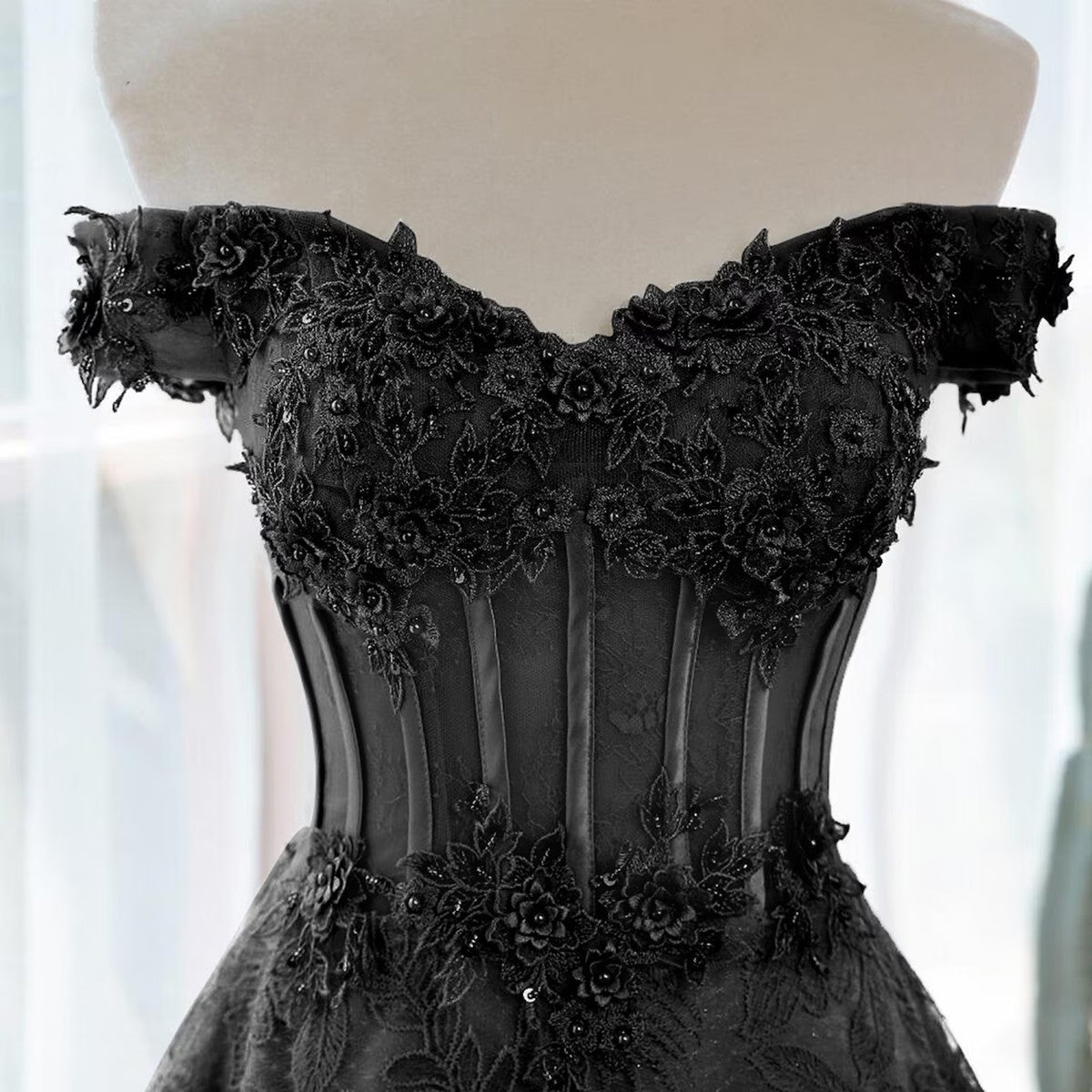 Vestido de fiesta negro de tul con hombros descubiertos y encaje en forma de A 