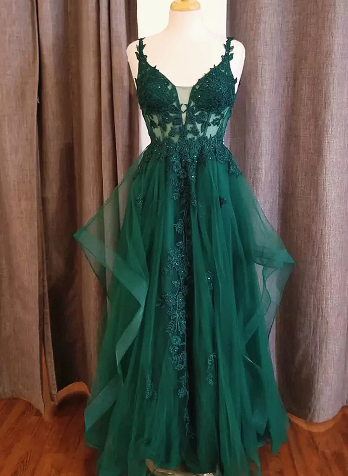 Vestido de fiesta verde de tul con escote en V y encaje 