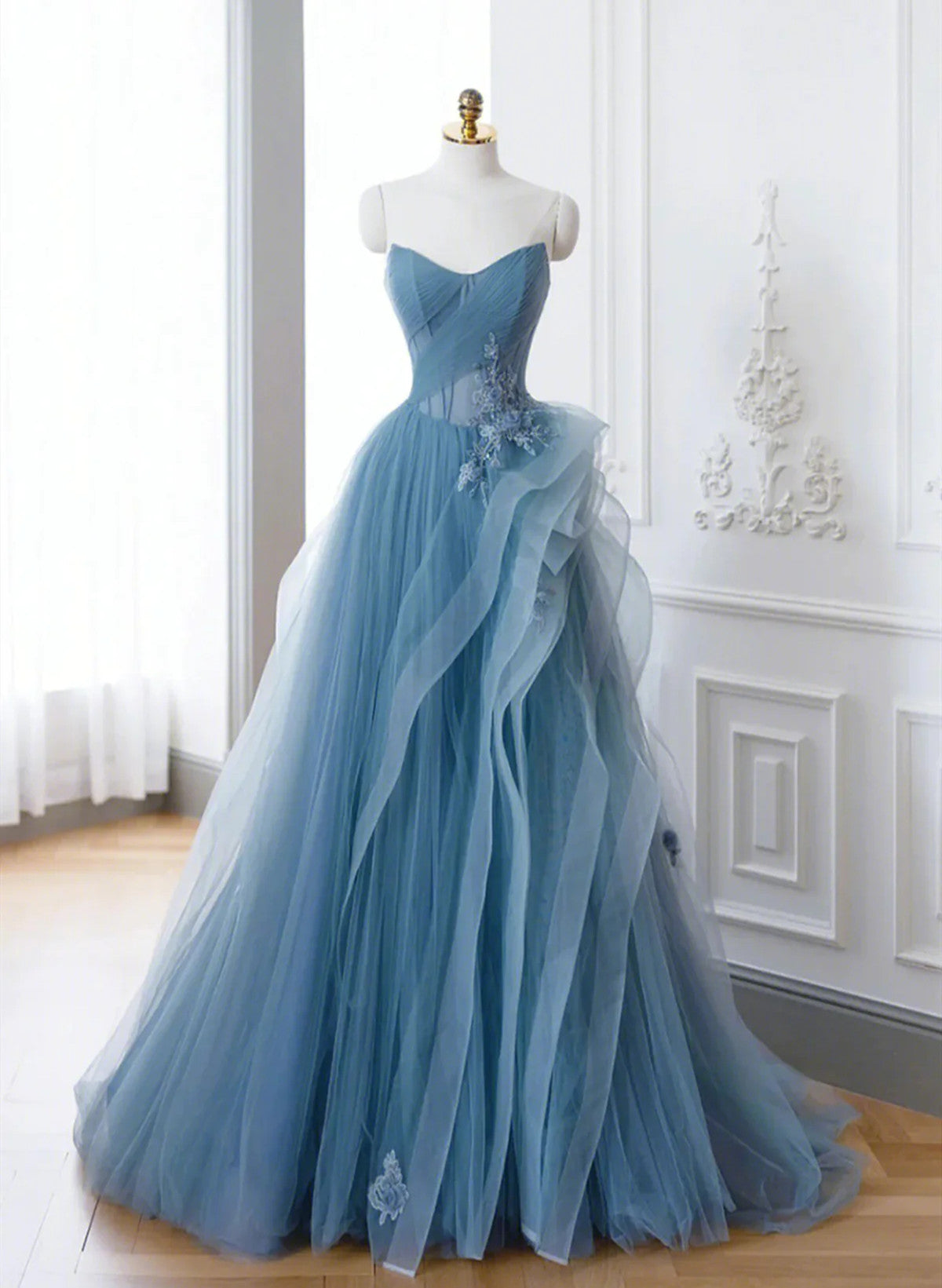 Vestido de fiesta de tul azul con encaje y hombros descubiertos en forma de A 