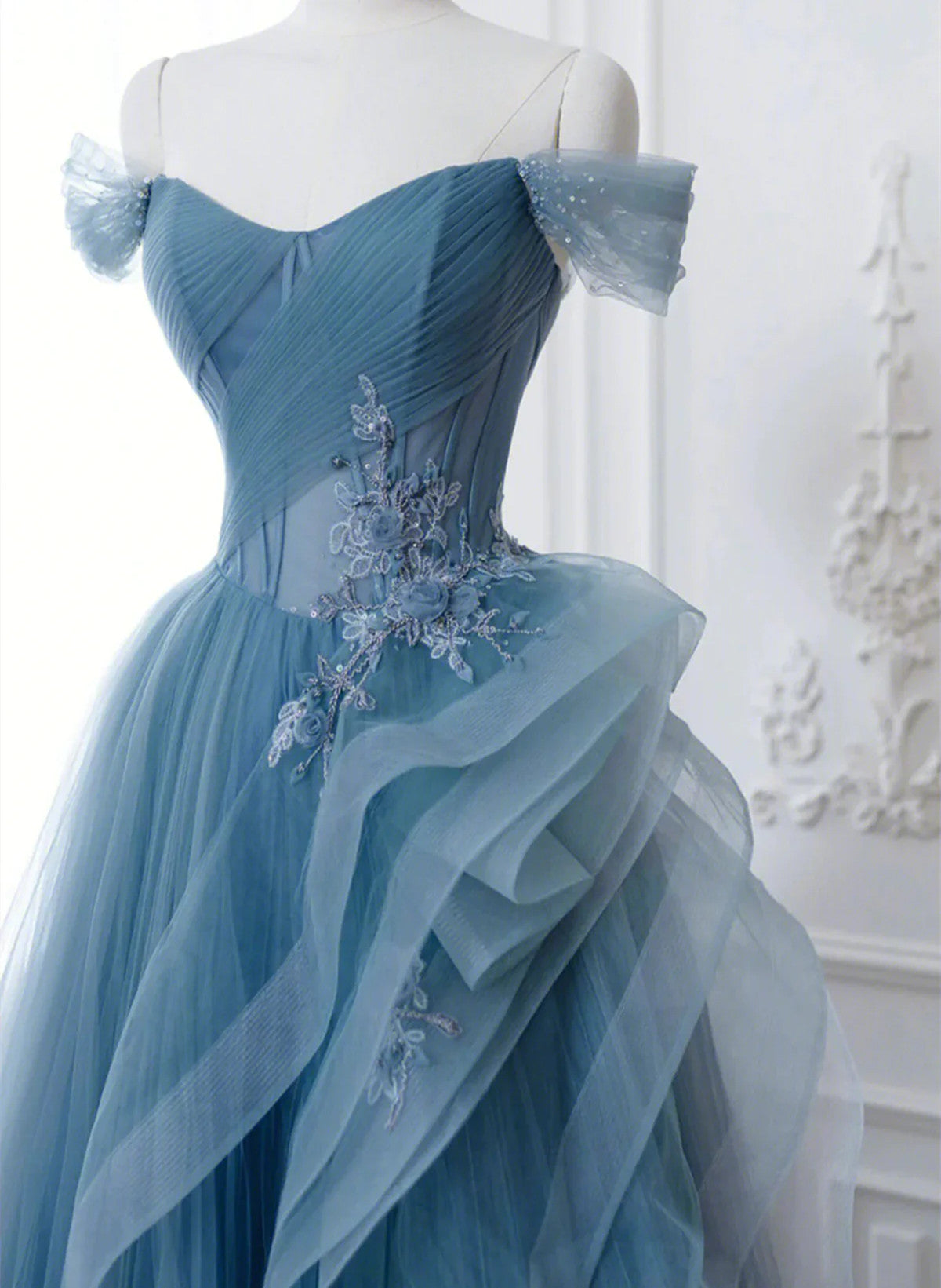 Vestido de fiesta de tul azul con encaje y hombros descubiertos en forma de A 