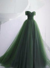 Vestido de fiesta largo de tul con escote en forma de corazón y hombros descubiertos en color verde 