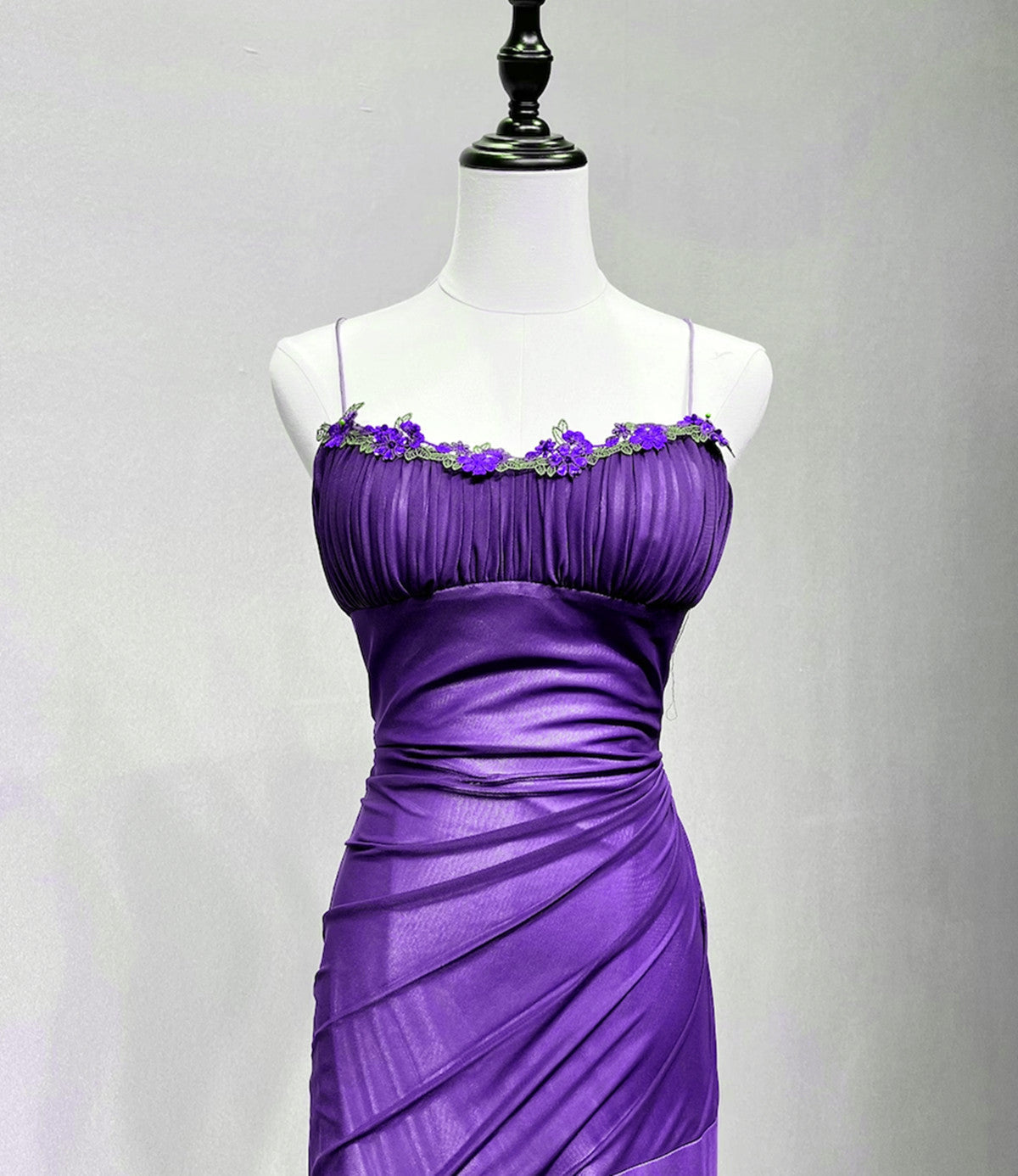 Vestido formal morado con tirantes de licra 