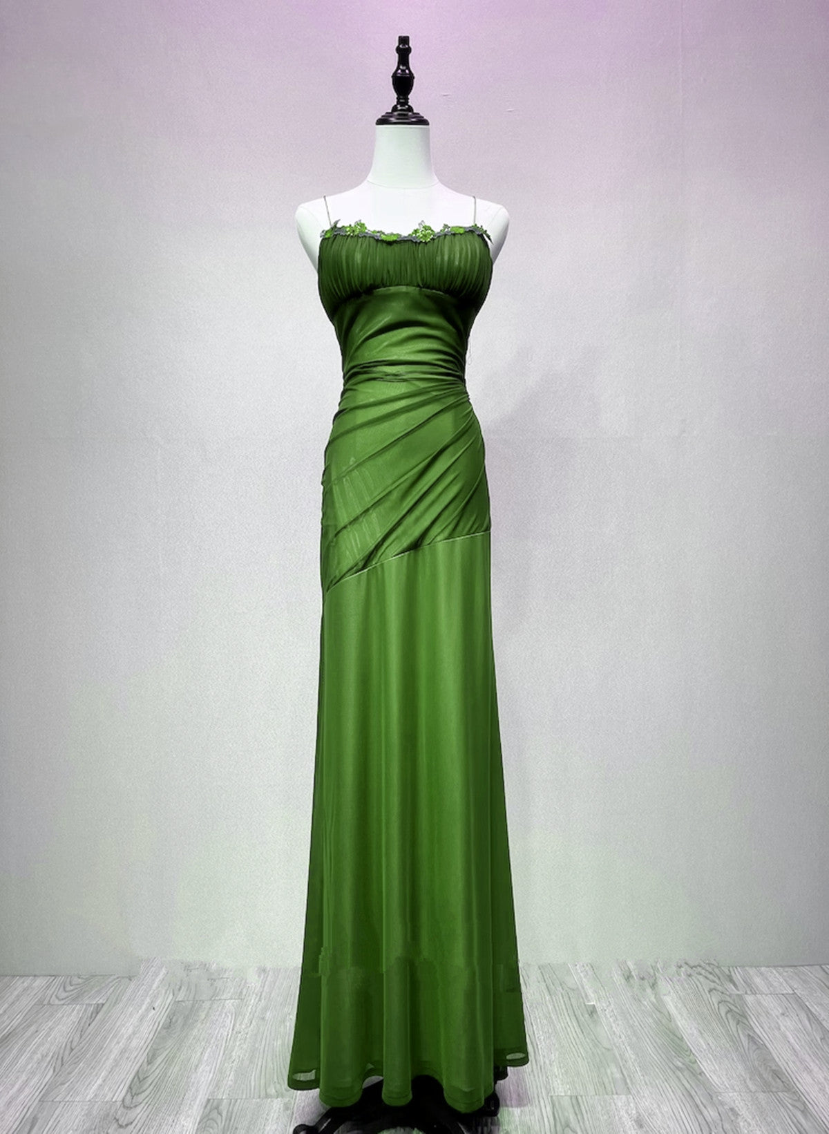 Vestido formal de noche con tirantes verdes y cordones 