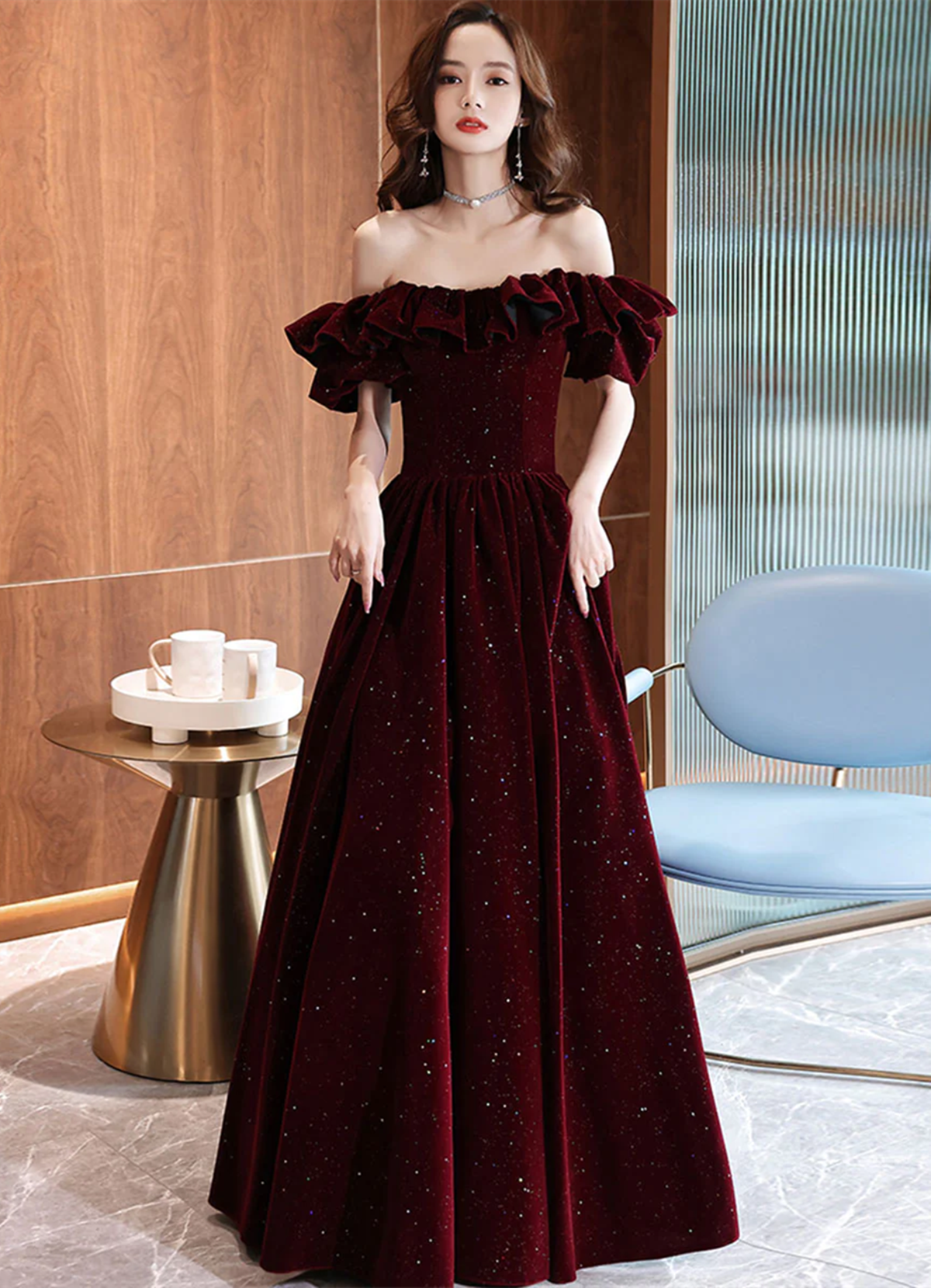 Vestido de fiesta de terciopelo rojo vino con hombros descubiertos y corte A 