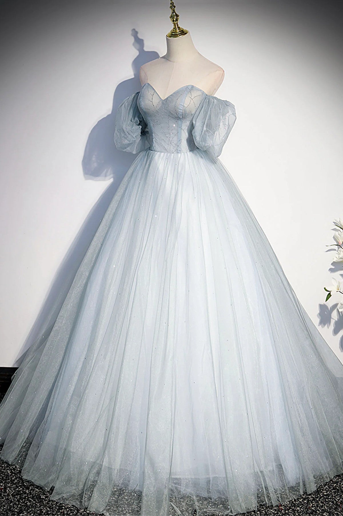 Precioso vestido de noche largo de tul azul claro con escote en forma de corazón 