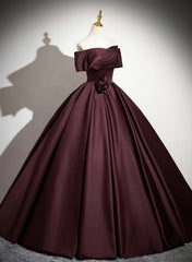 Vestido de fiesta largo de satén con hombros descubiertos en color granate 
