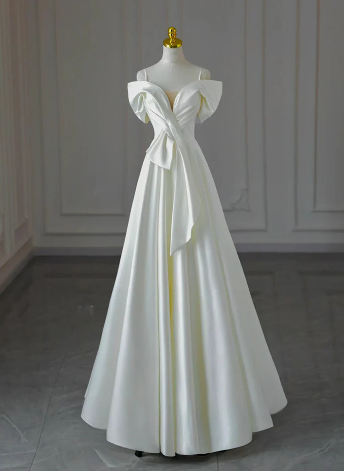 Vestido de noche blanco de satén con corte A y hombros descubiertos 