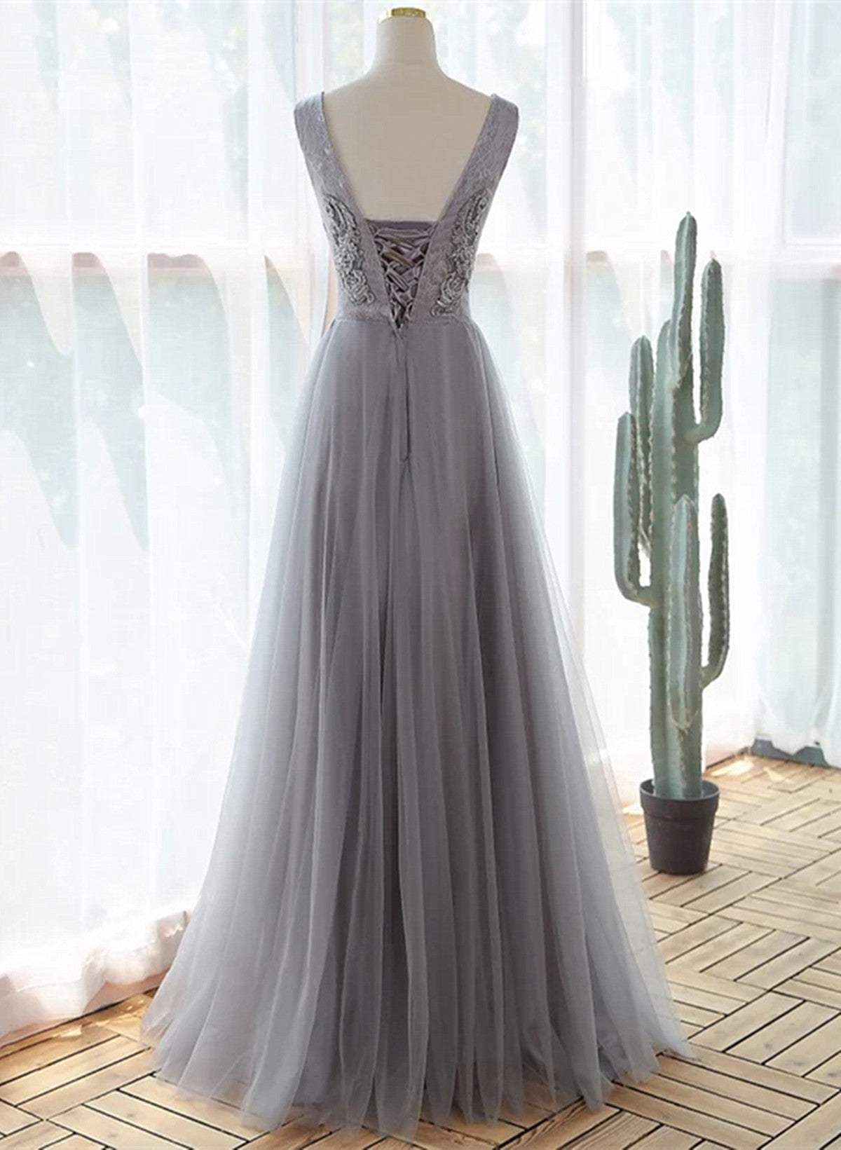 Vestido formal largo de tul con encaje en color gris 