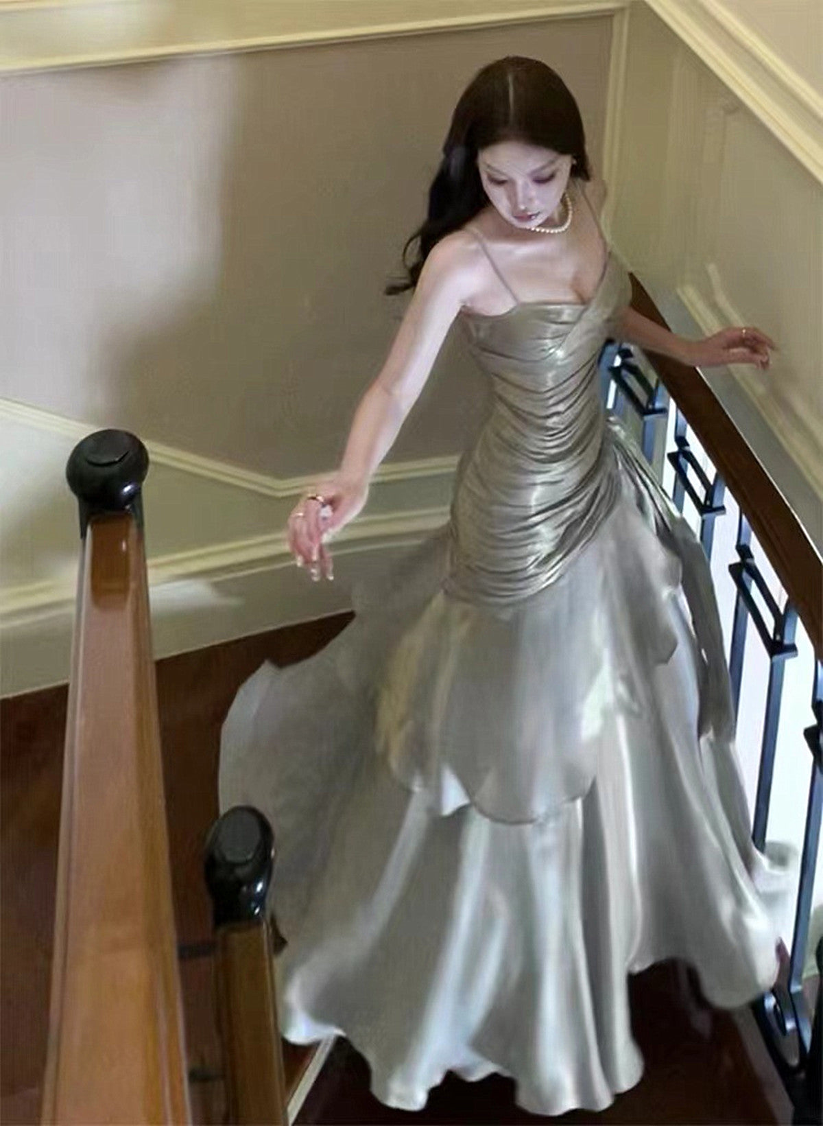 Vestido formal largo con tirantes de satén gris plateado 