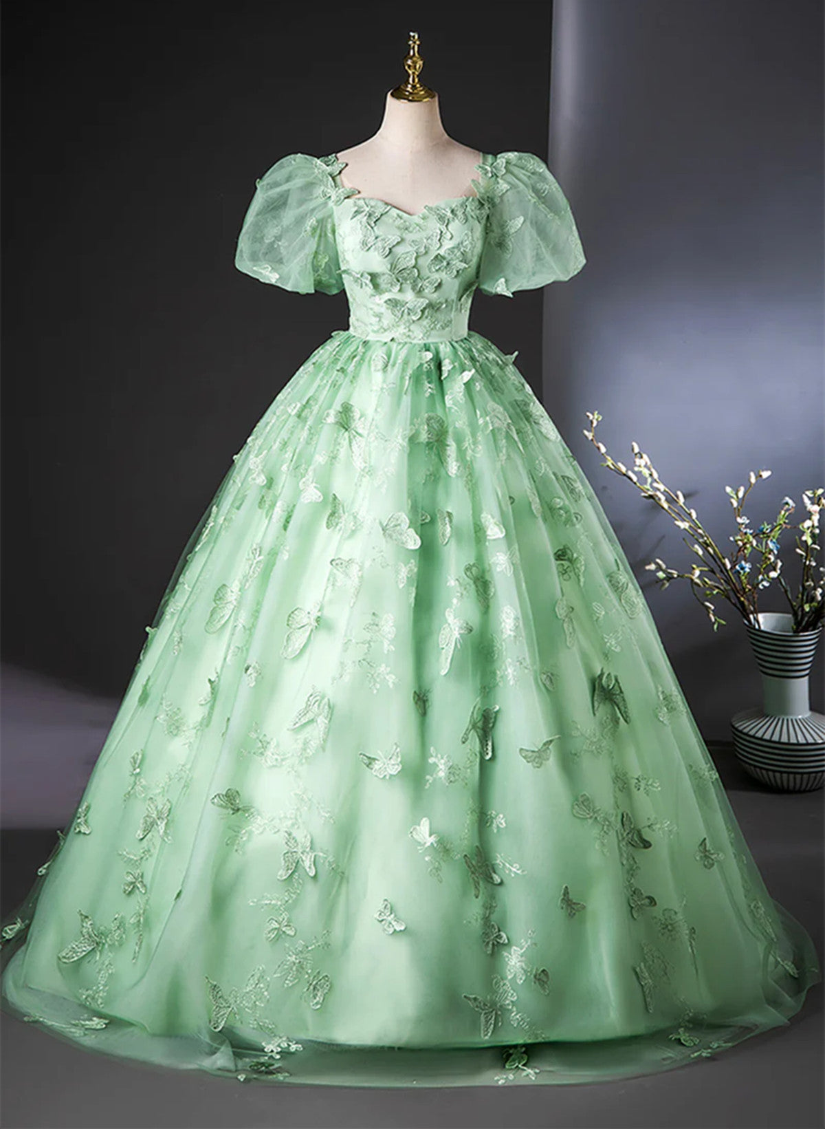 Vestido de fiesta largo con encaje de flores verdes y mangas 