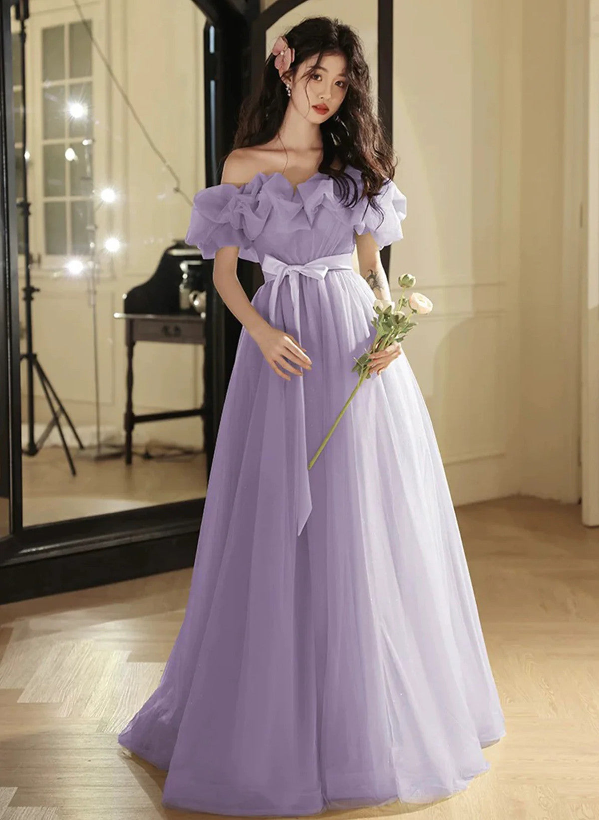 Vestido de fiesta de tul con hombros descubiertos en morado claro 