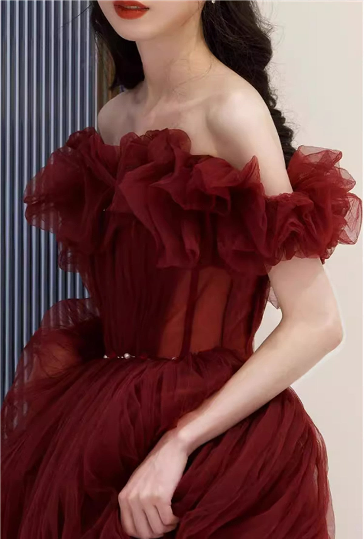 Encantador vestido de fiesta de tul con cuentas y hombros descubiertos en color rojo vino 