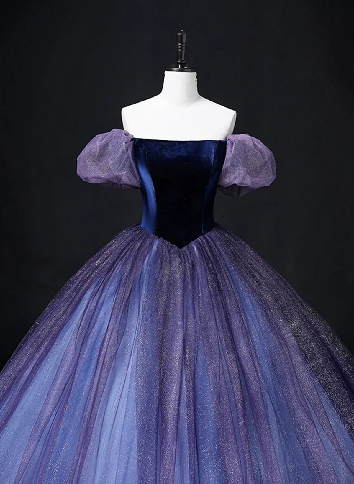 Vestido formal morado de tul y terciopelo con mangas cortas 