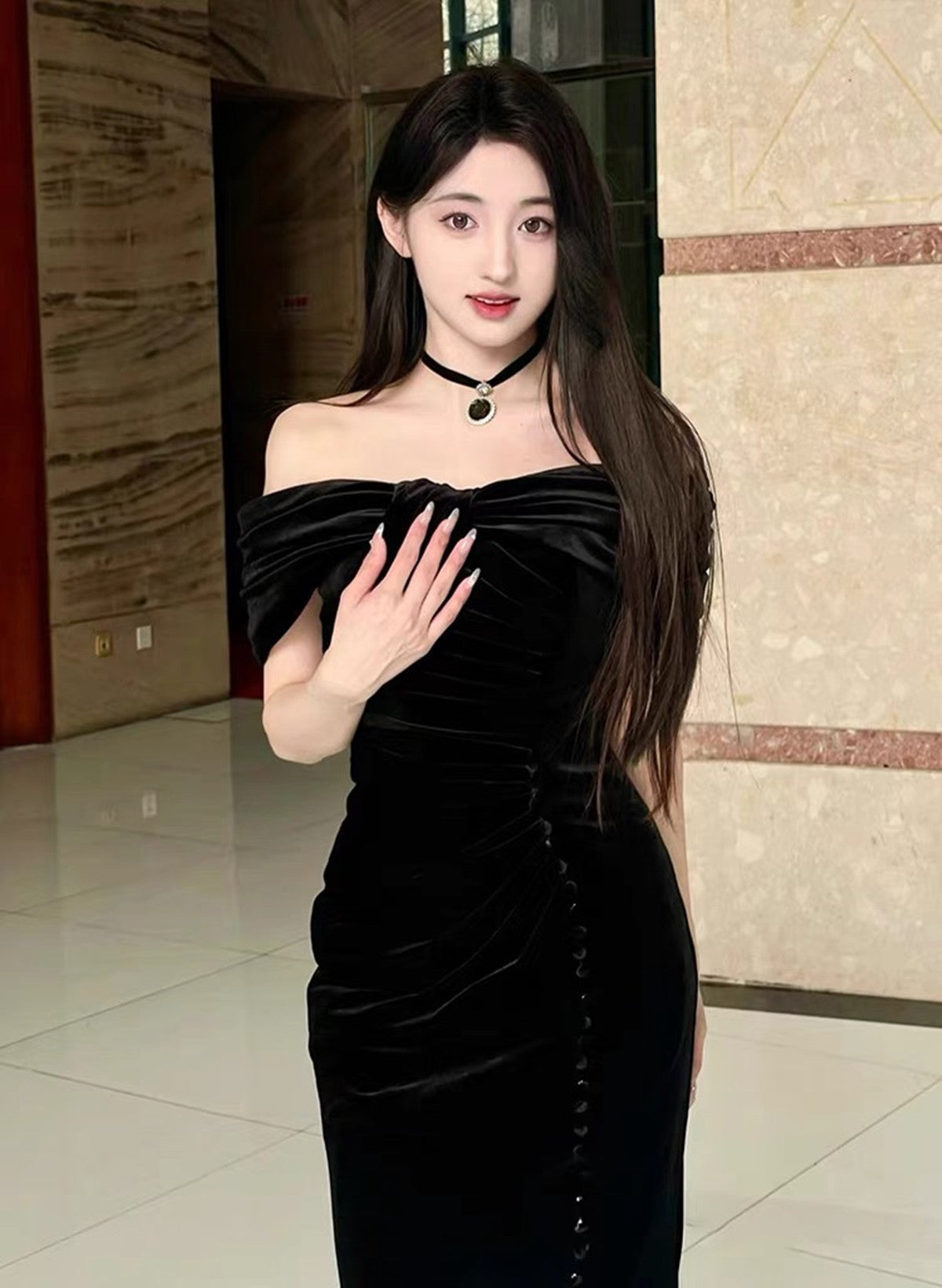 Vestido de fiesta largo de sirena con hombros descubiertos y terciopelo negro 