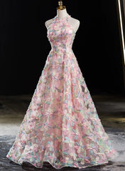 Vestido de fiesta largo con encaje floral, corte A y cuello halter en color rosa 