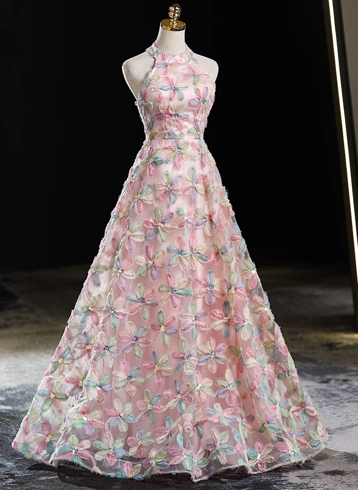 Vestido de fiesta largo con encaje floral, corte A y cuello halter en color rosa 