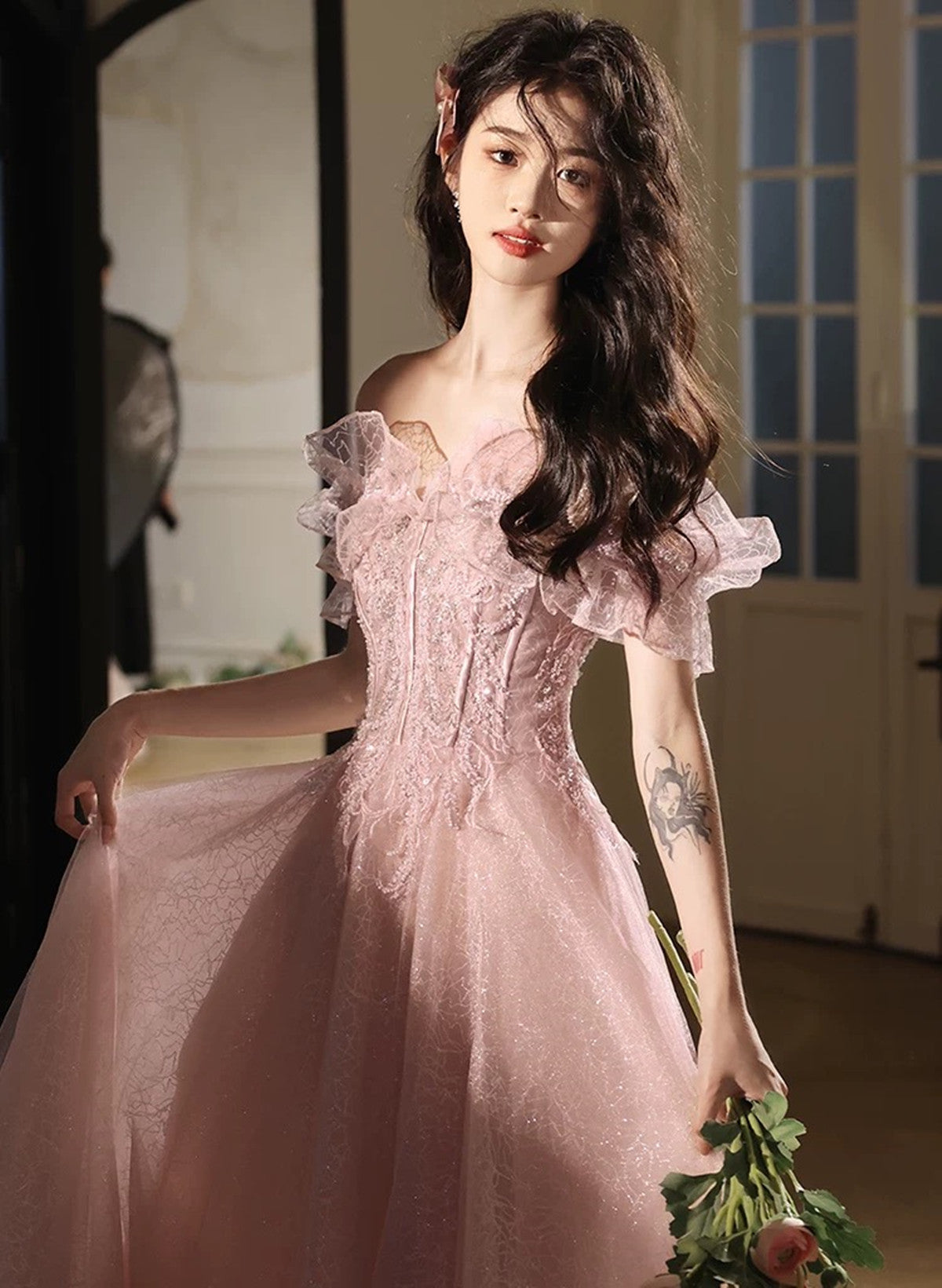 Vestido de fiesta largo de tul con cuentas y hombros descubiertos en color rosa 