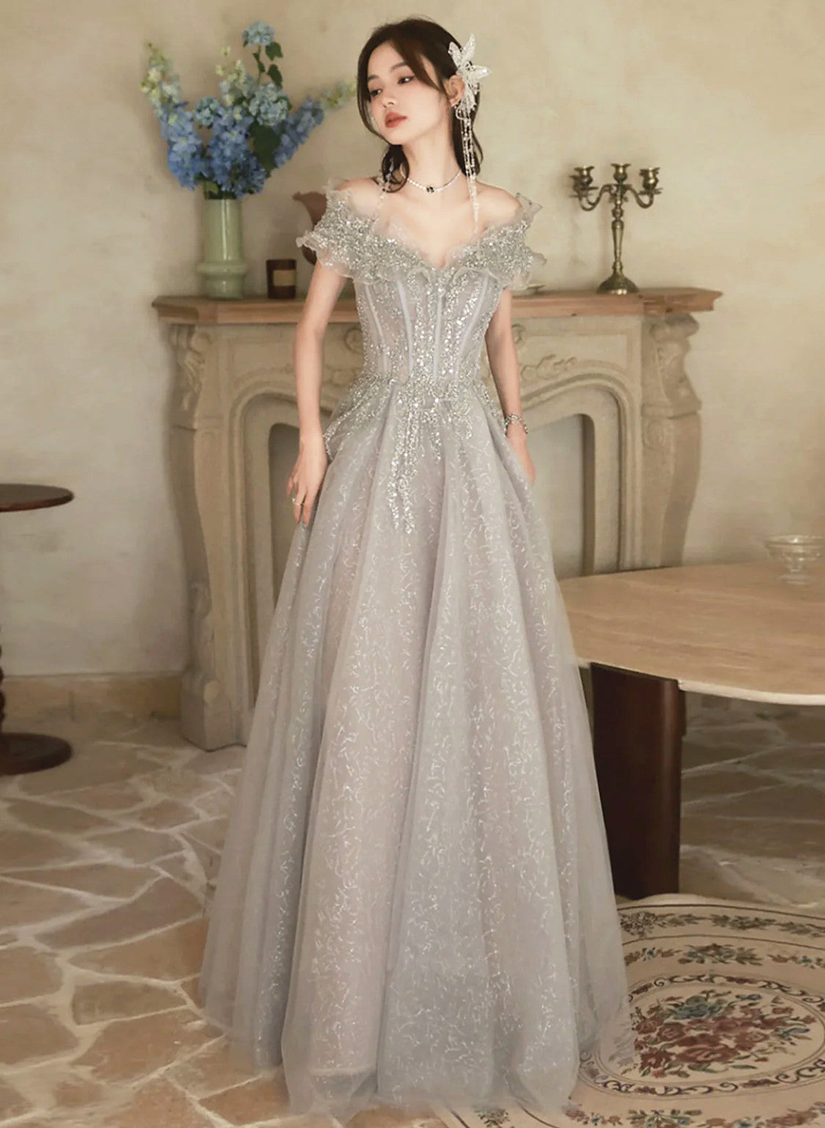 Vestido de fiesta de tul gris brillante con hombros descubiertos y corte en A 