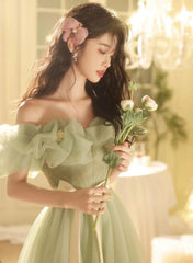 Vestido de fiesta de tul con hombros descubiertos y corte en A verde 