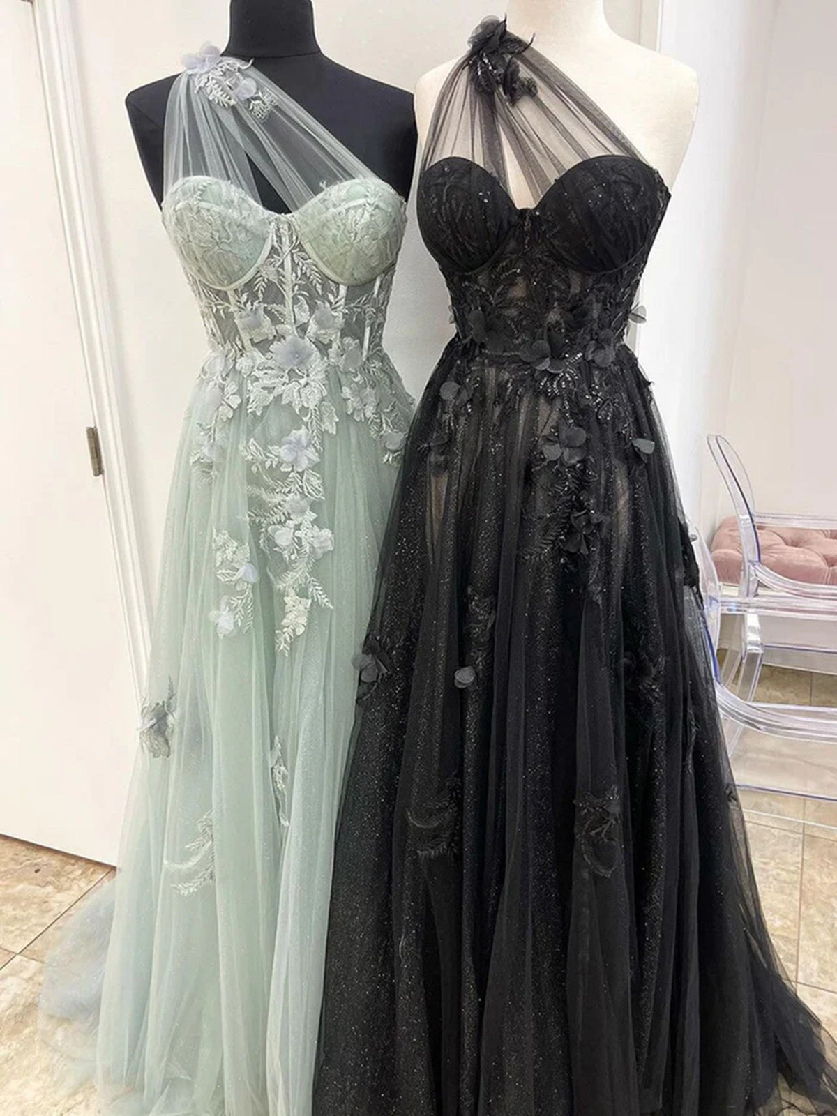 Vestido de fiesta de tul con un solo hombro, apliques de encaje y abertura alta 