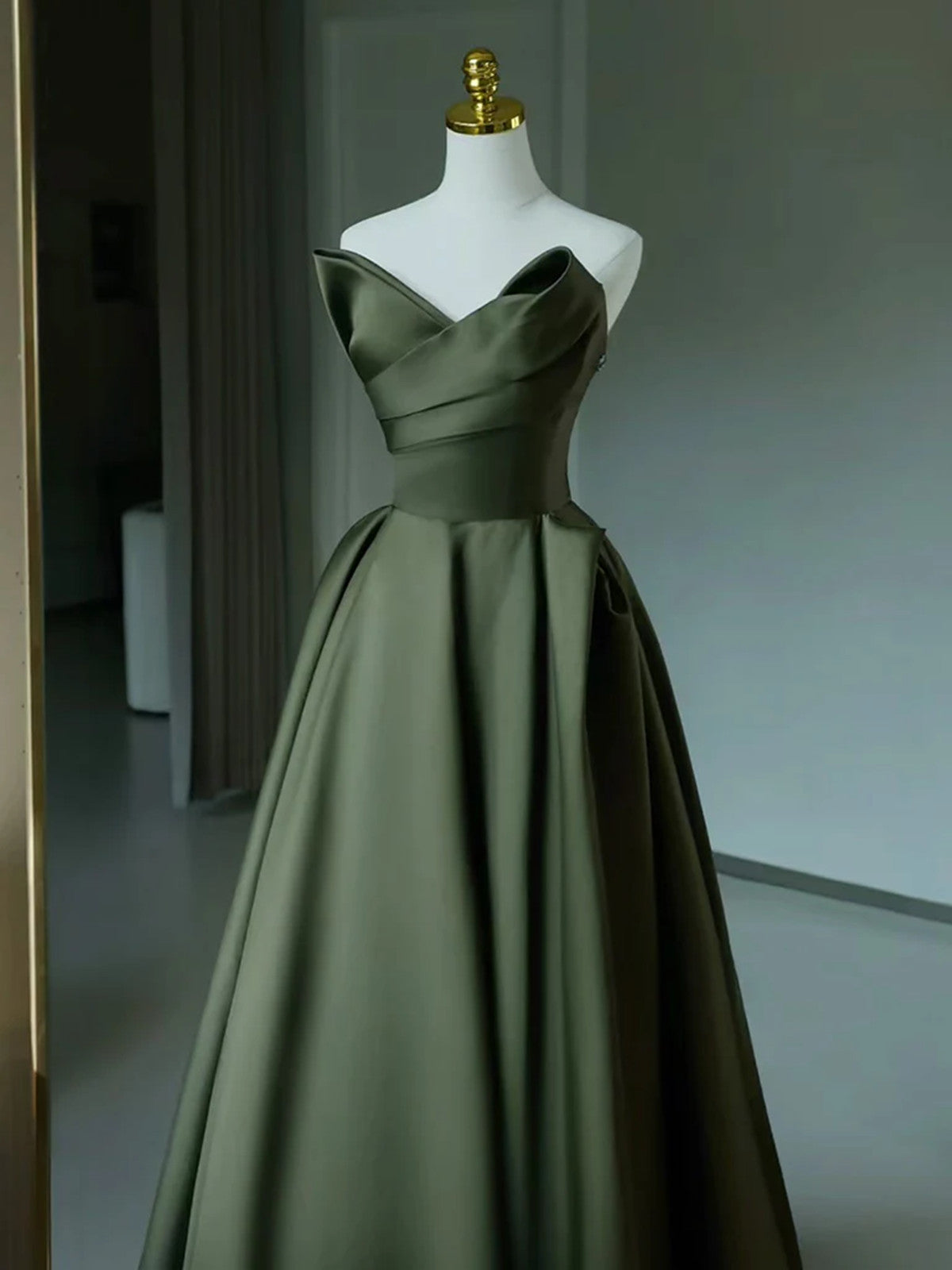 Vestido de fiesta largo de satén verde con corte en A 