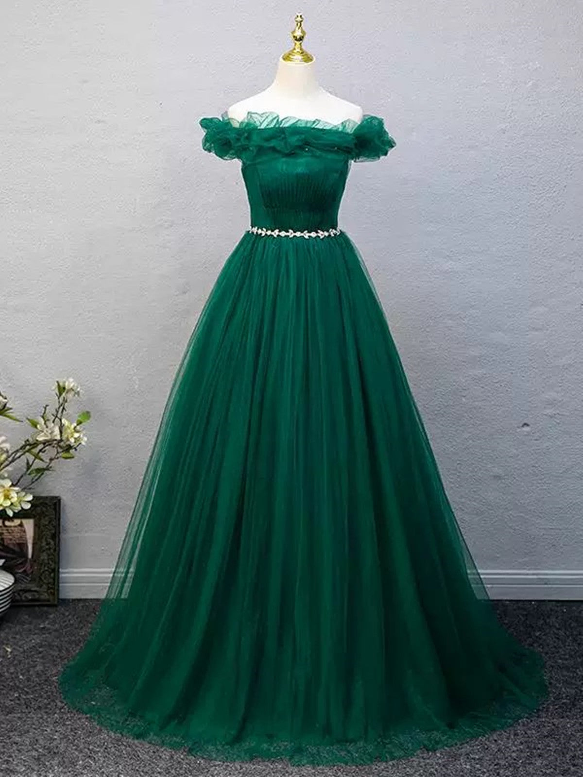 Vestido de fiesta de tul con hombros descubiertos y cuentas verdes 