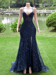 Vestido de fiesta azul marino con tirantes de sirena y escote en V 