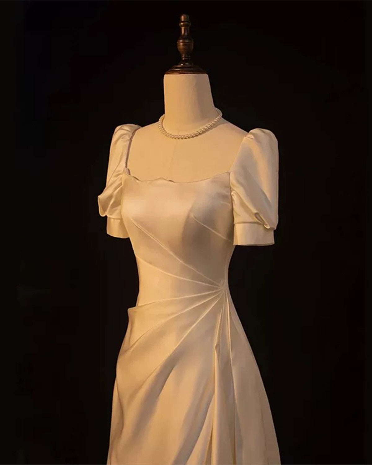 Vestido de fiesta de boda sencillo de satén color marfil con corte A 