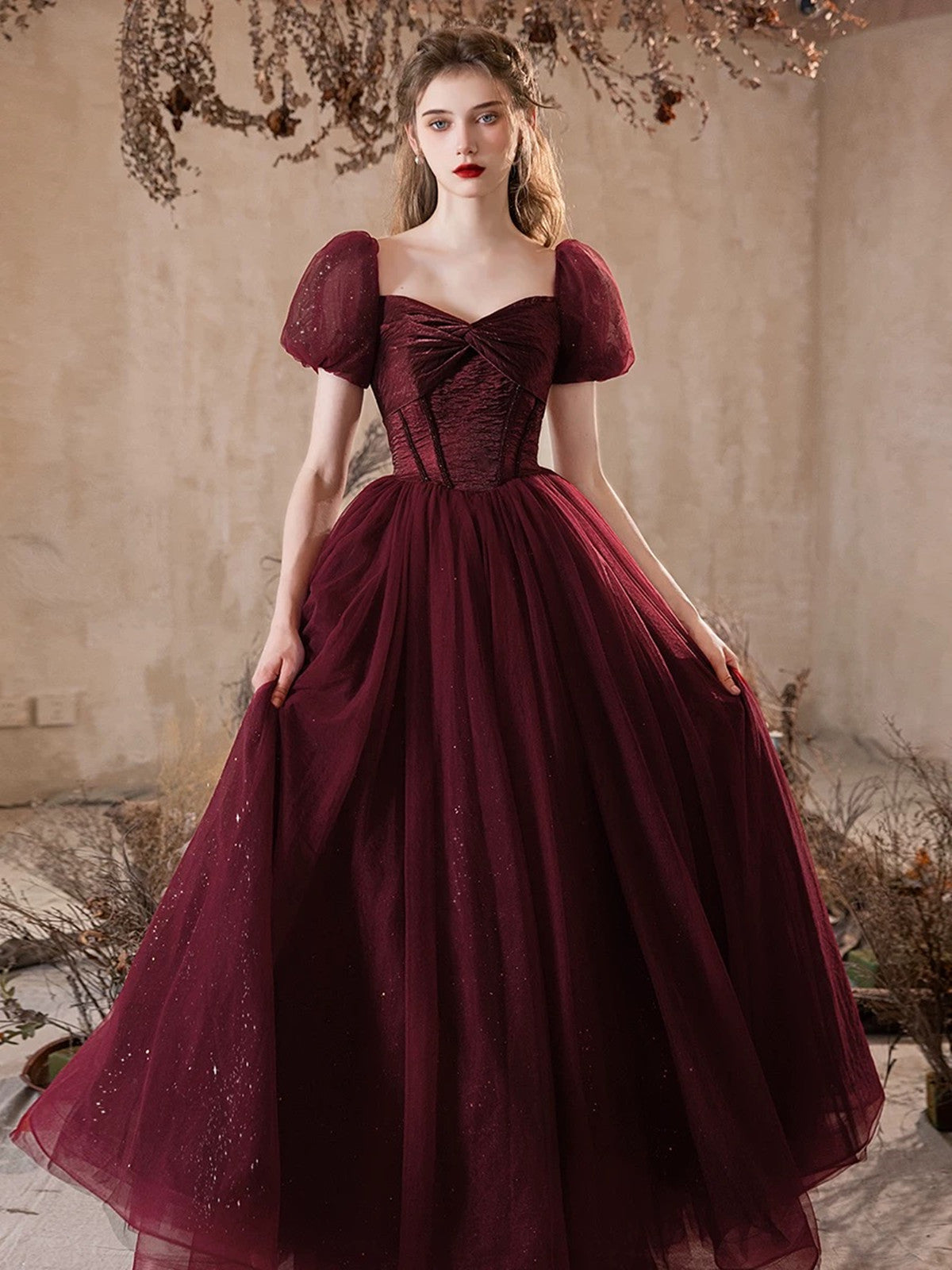 Vestido de fiesta de tul con mangas cortas abullonadas en color rojo vino 