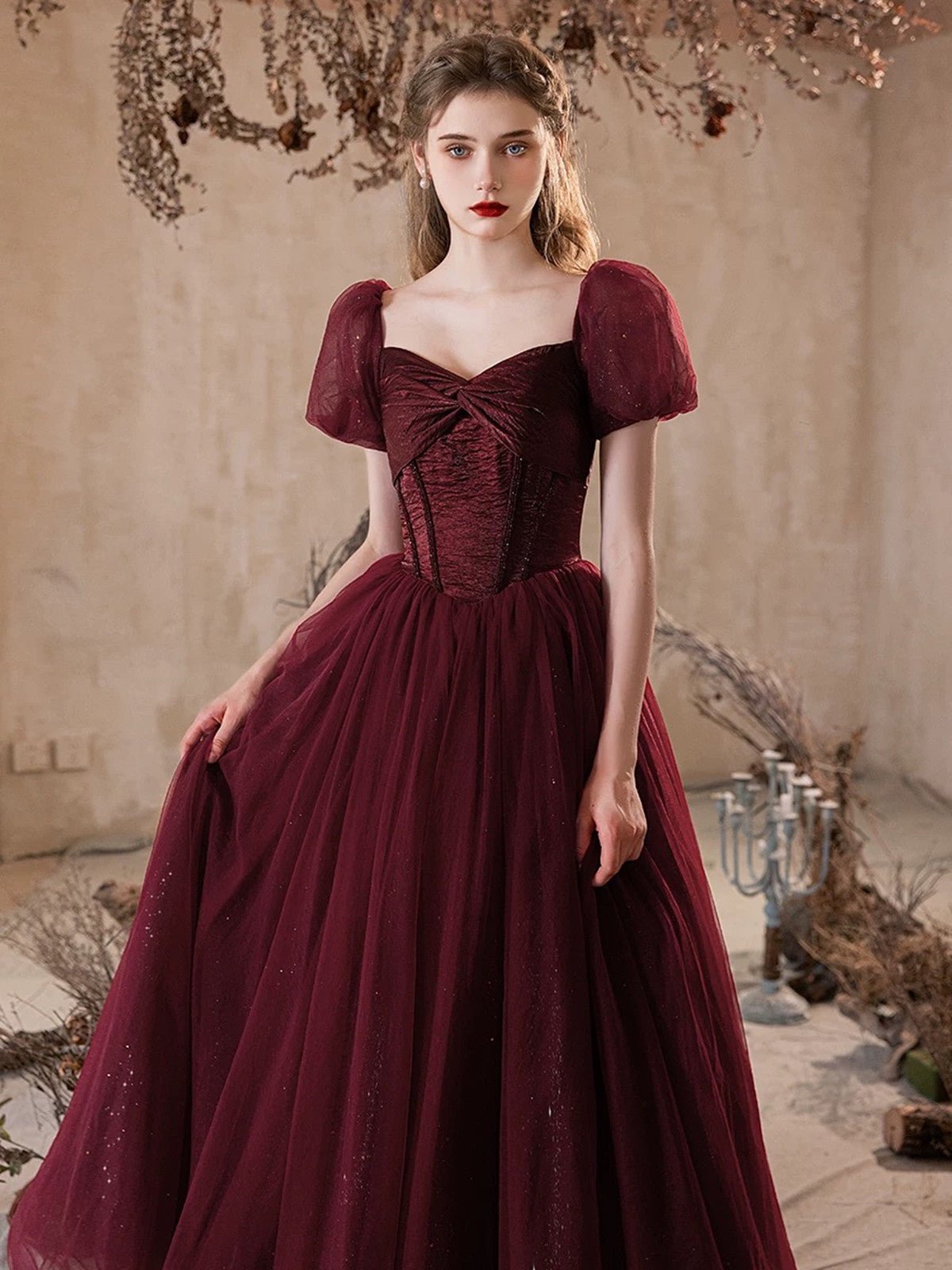 Vestido de fiesta de tul con mangas cortas abullonadas en color rojo vino 