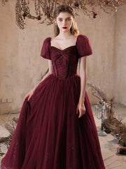 Vestido de fiesta de tul con mangas cortas abullonadas en color rojo vino 