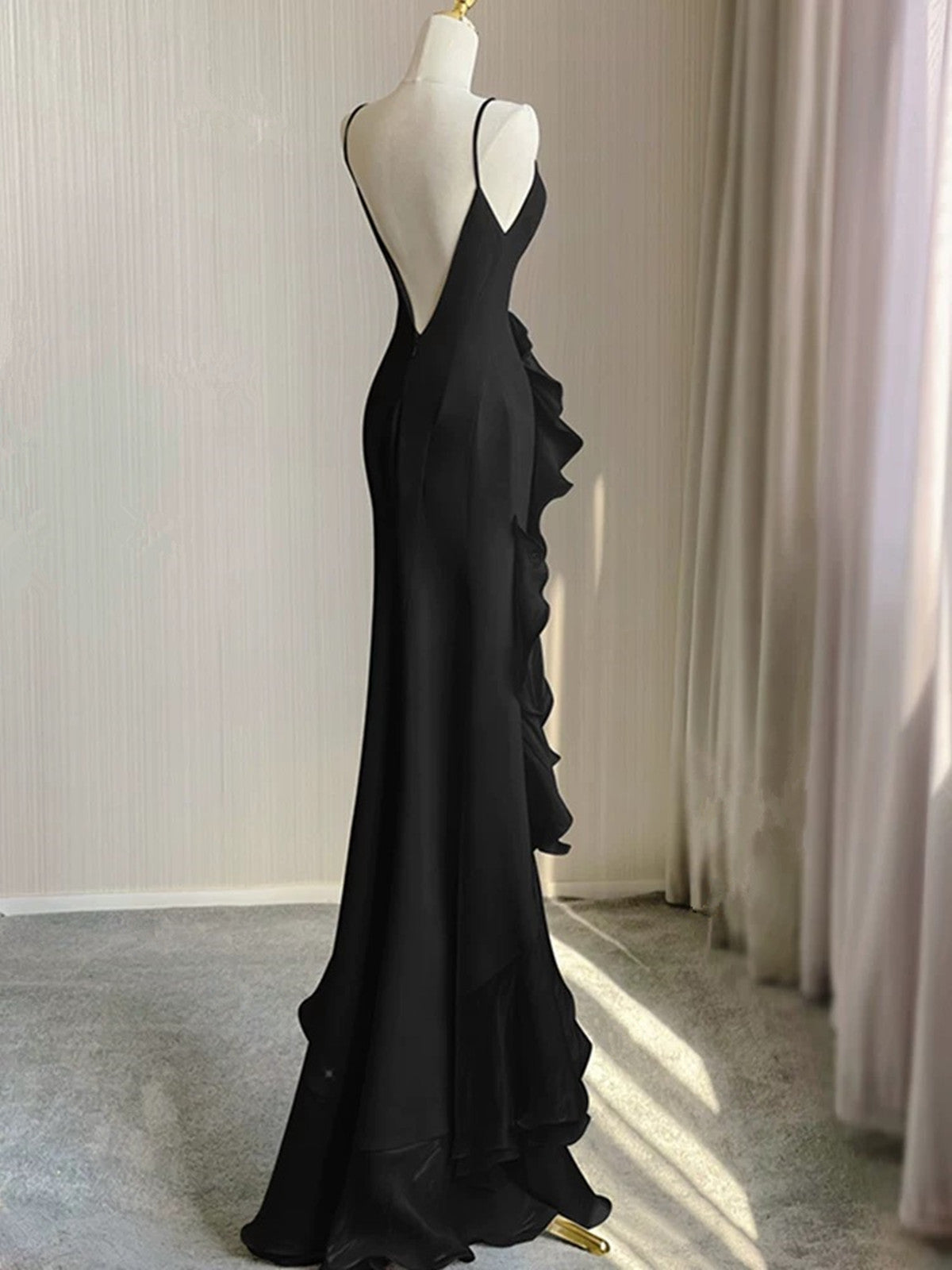 Vestido de fiesta negro de sirena con escote redondo y espalda baja 