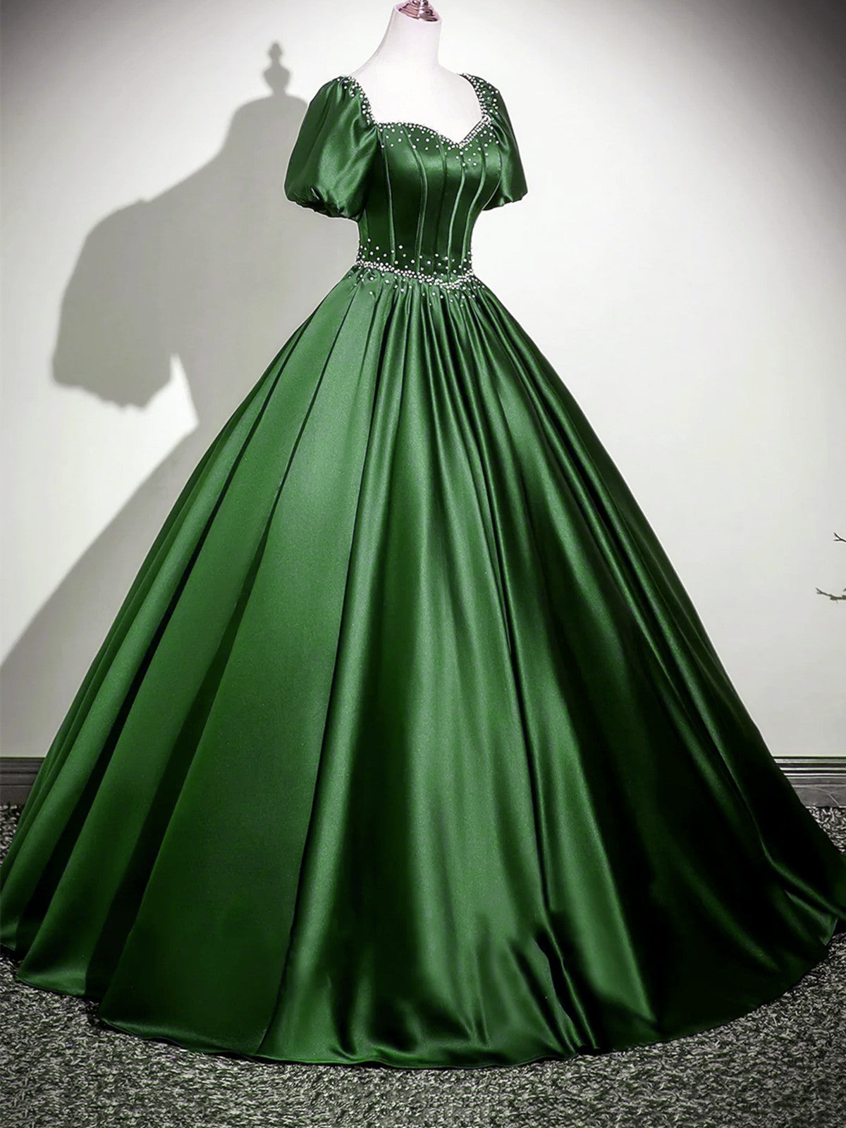 Vestido formal largo de satén verde con cuentas y mangas cortas 