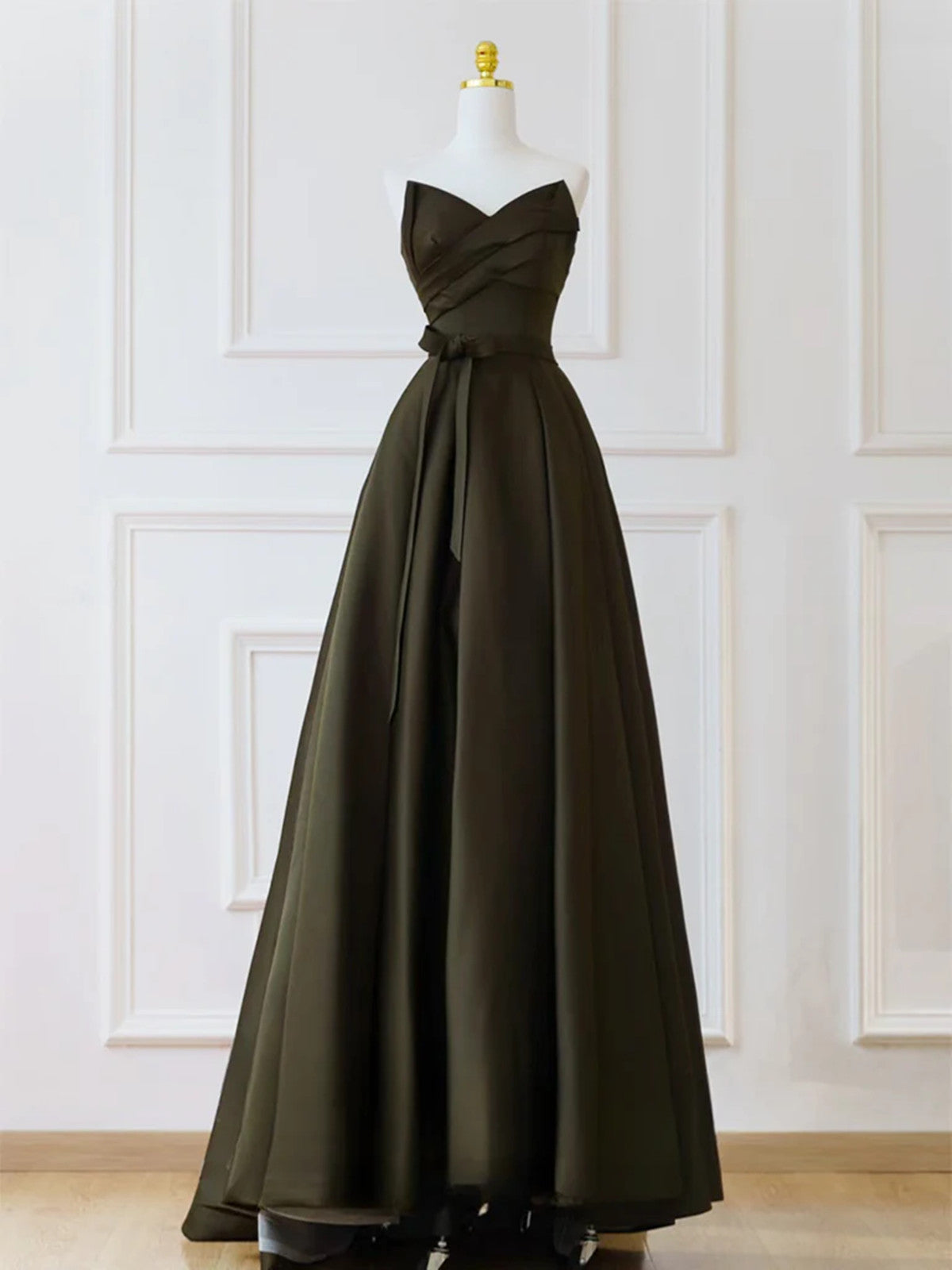 Vestido de fiesta de satén verde con escote en V y corte A hasta el suelo 