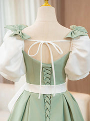 Vestido de fiesta largo de satén verde claro con mangas cortas abullonadas 