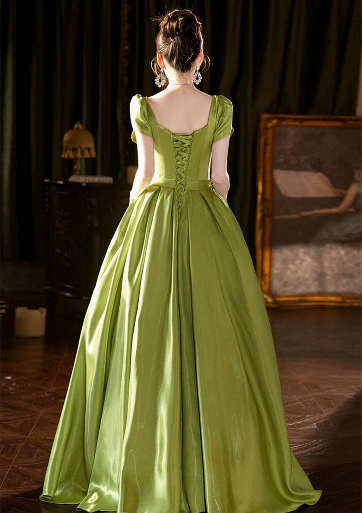 Vestido de fiesta sencillo de satén verde con mangas cortas y corte en A 