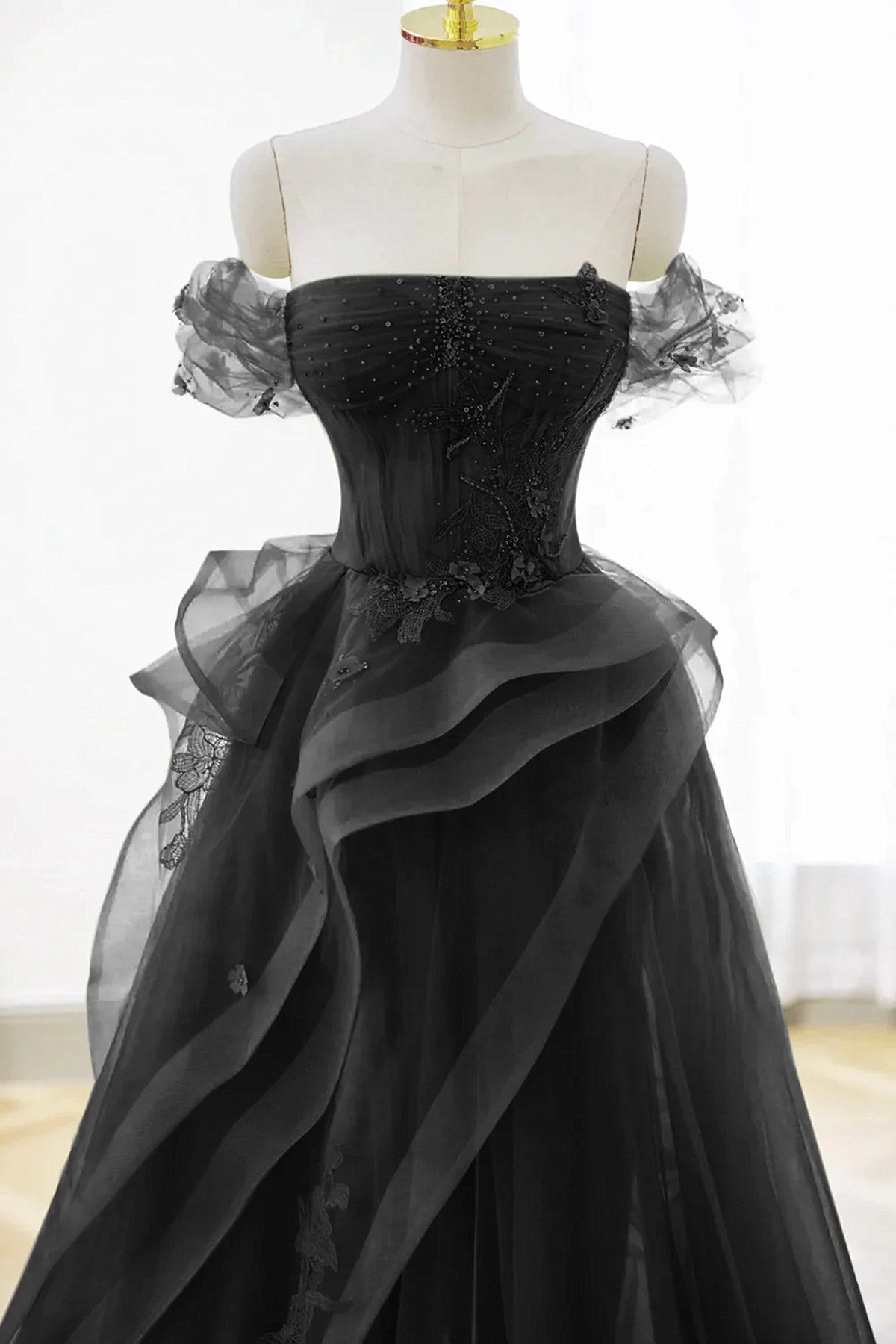 Vestido de fiesta negro de tul con apliques de encaje y hombros descubiertos en forma de A 