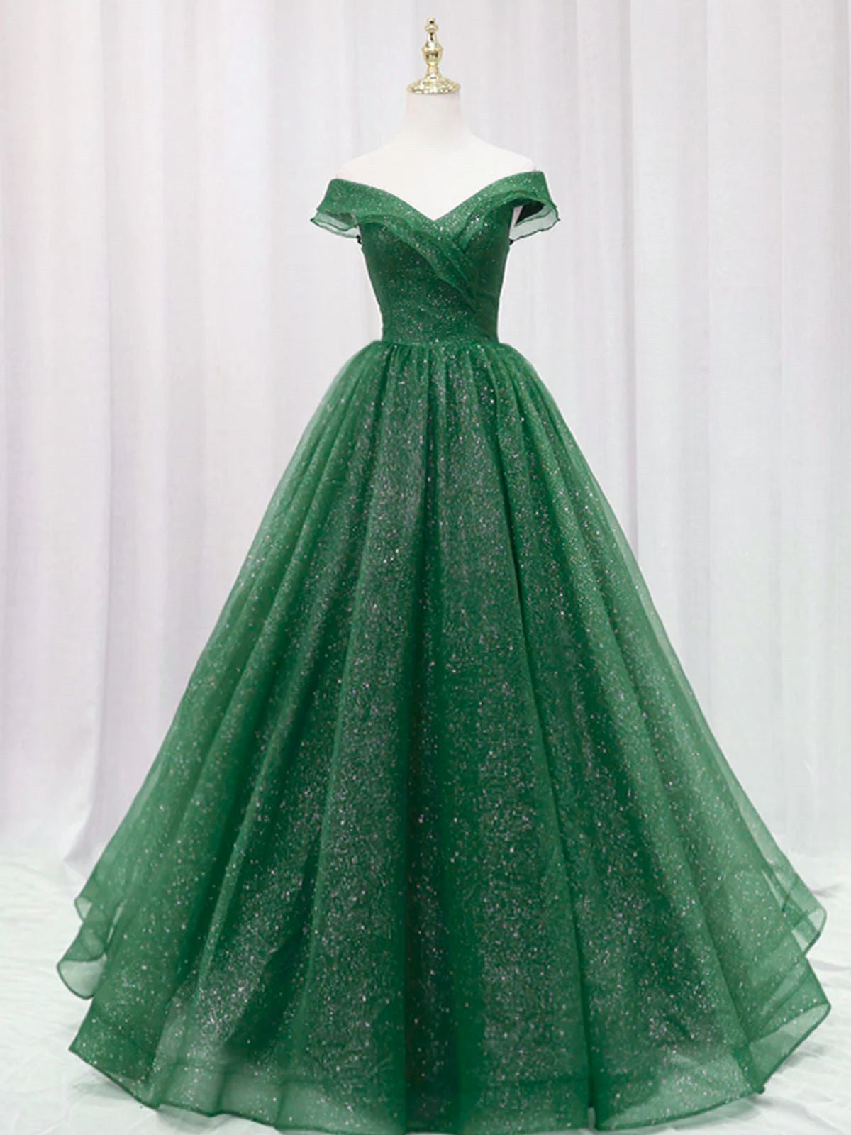 Vestido de fiesta de tul verde con escote en forma de A y hombros descubiertos 